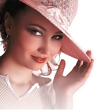 Femme Chapeautée